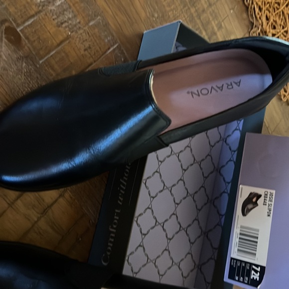 Aravon black slip in shoes - Picture 2 of 6